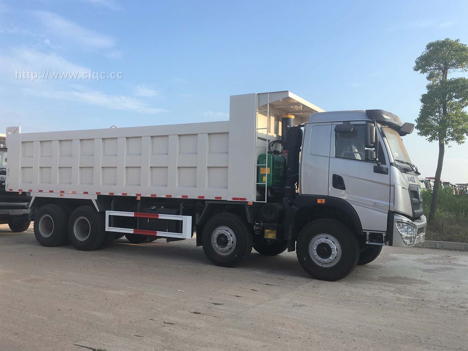 徐工祺龙后八轮自卸车